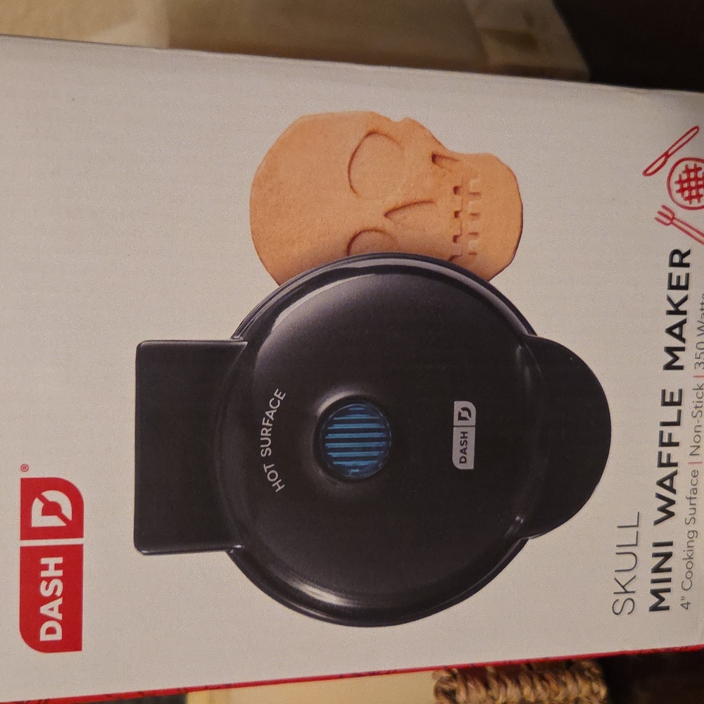 Dash Skull Mini Waffle Maker - Black Perfect For HALLLOWEEN.